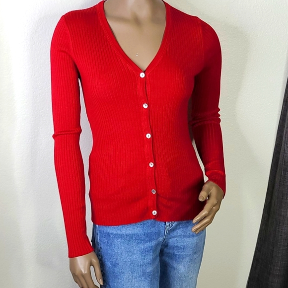 piece. Matthews Tops - Linda Matthews top red medium